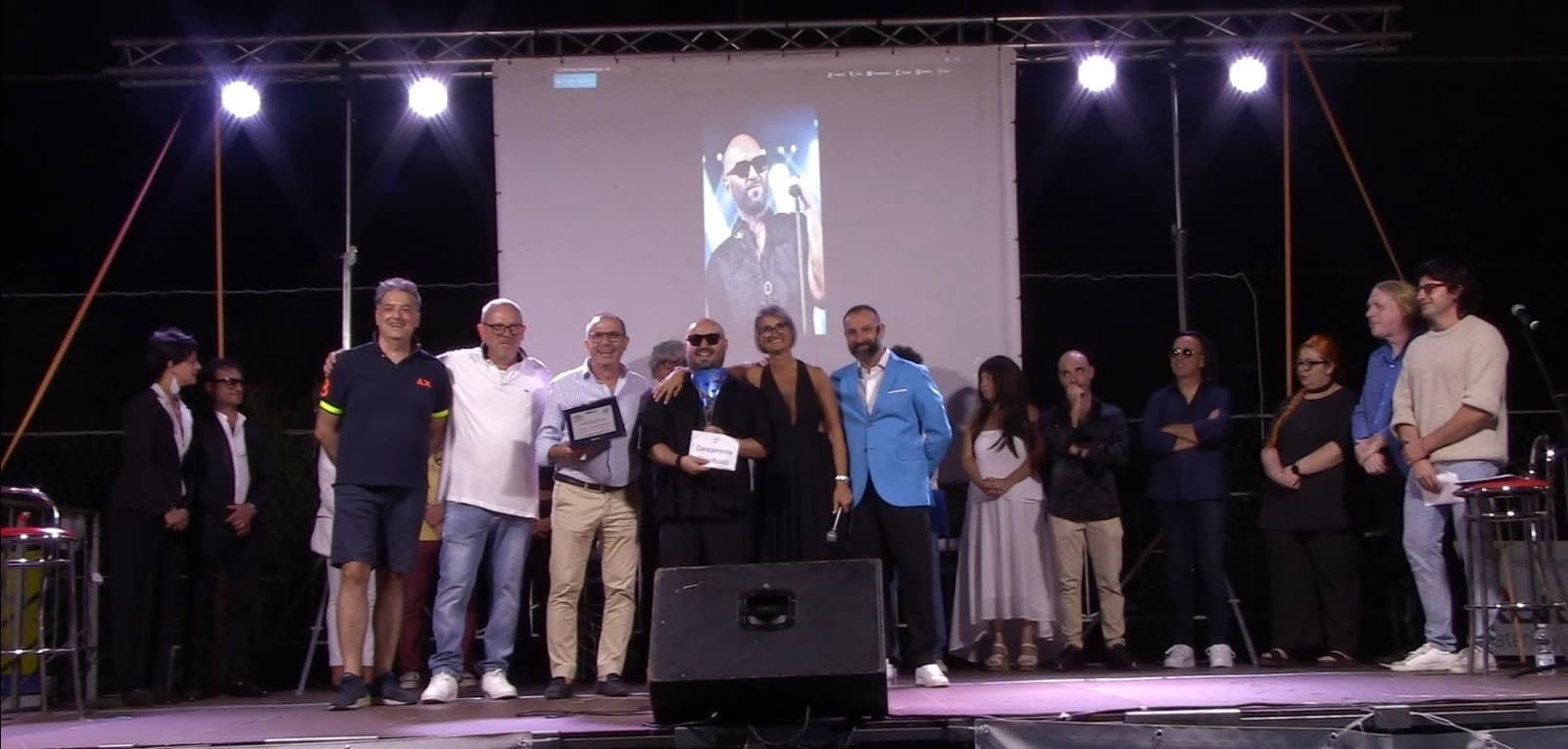Premiazione sul palco durante un evento TZZ2000